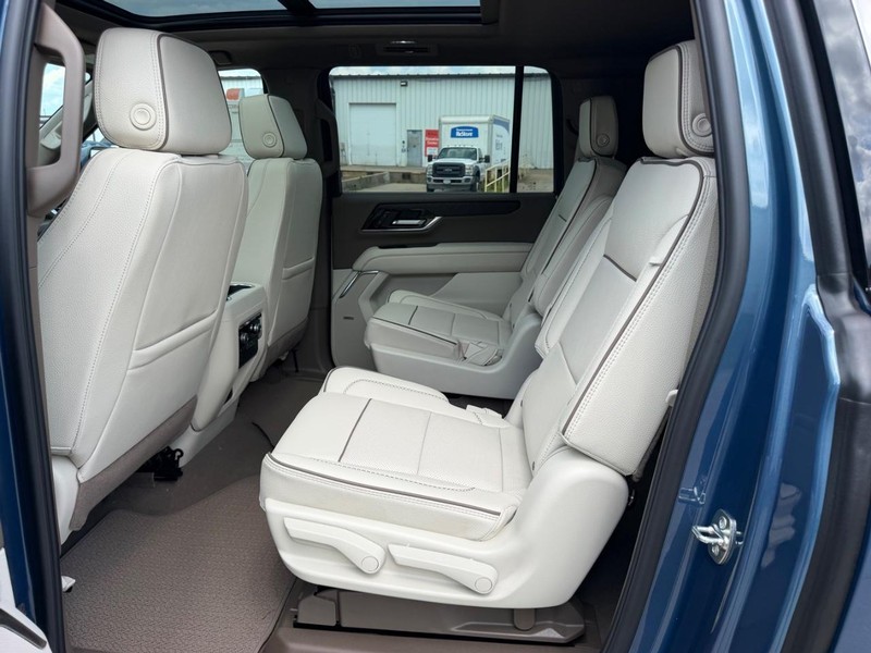 GMC Yukon XL Vehicle Full-screen Gallery Image 9