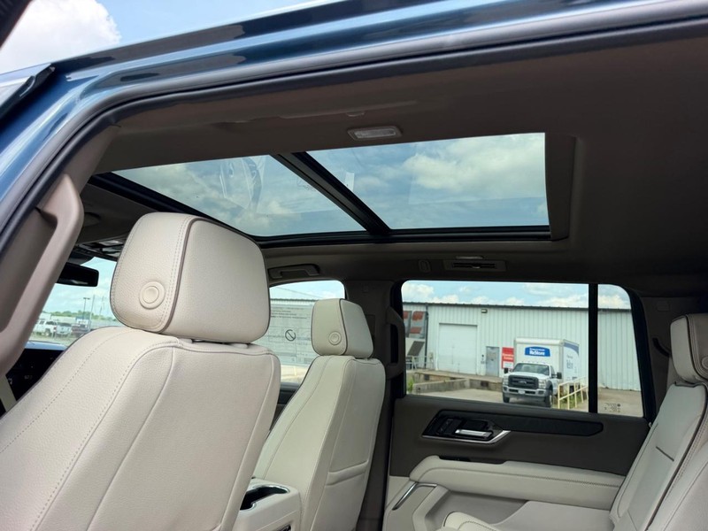 GMC Yukon XL Vehicle Full-screen Gallery Image 10