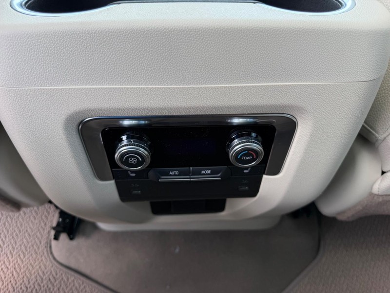 GMC Yukon XL Vehicle Full-screen Gallery Image 11