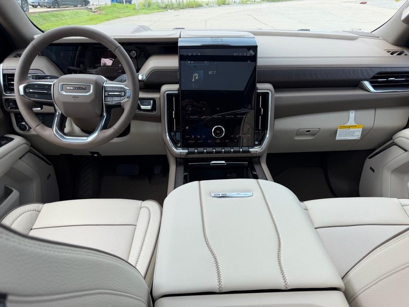 GMC Yukon XL Vehicle Full-screen Gallery Image 12