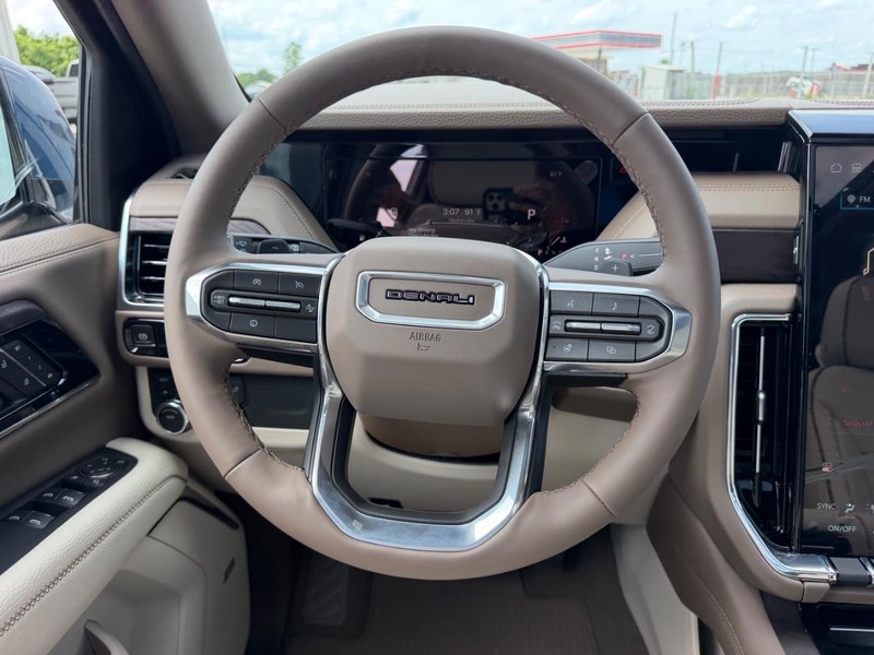 GMC Yukon XL Vehicle Full-screen Gallery Image 13