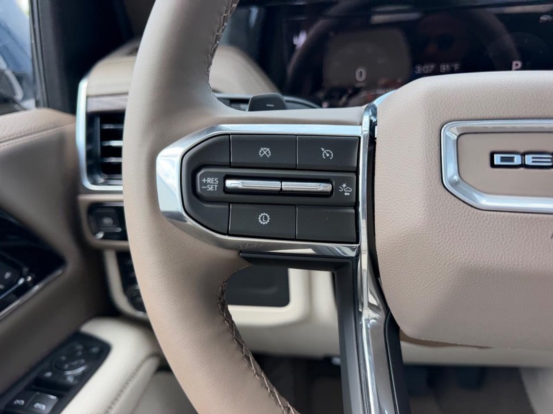 GMC Yukon XL Vehicle Full-screen Gallery Image 14