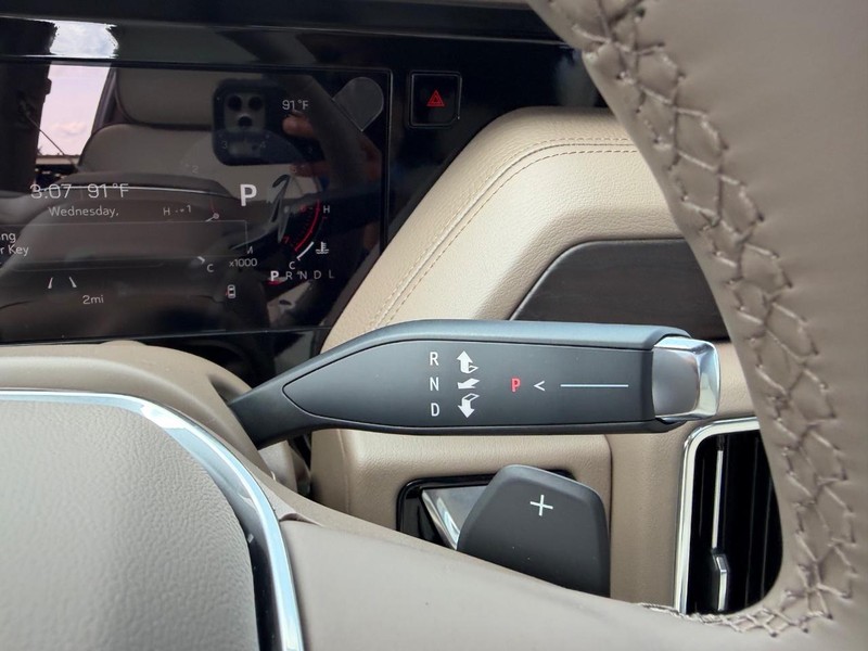 GMC Yukon XL Vehicle Full-screen Gallery Image 16
