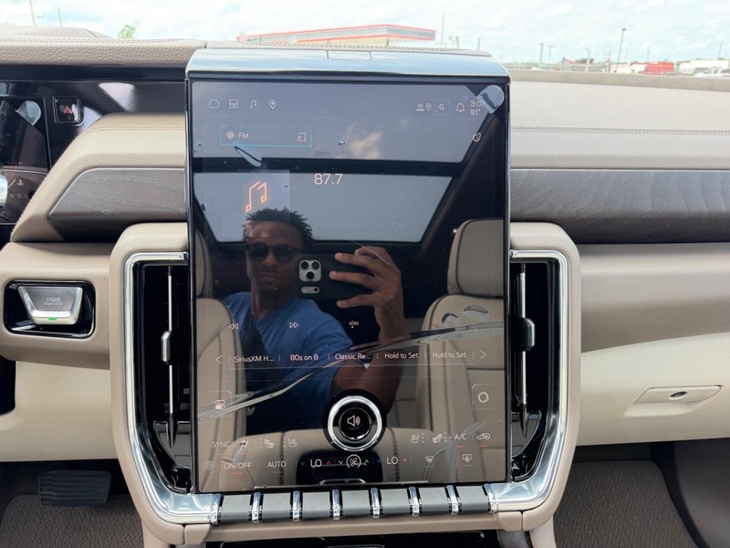 GMC Yukon XL Vehicle Full-screen Gallery Image 17
