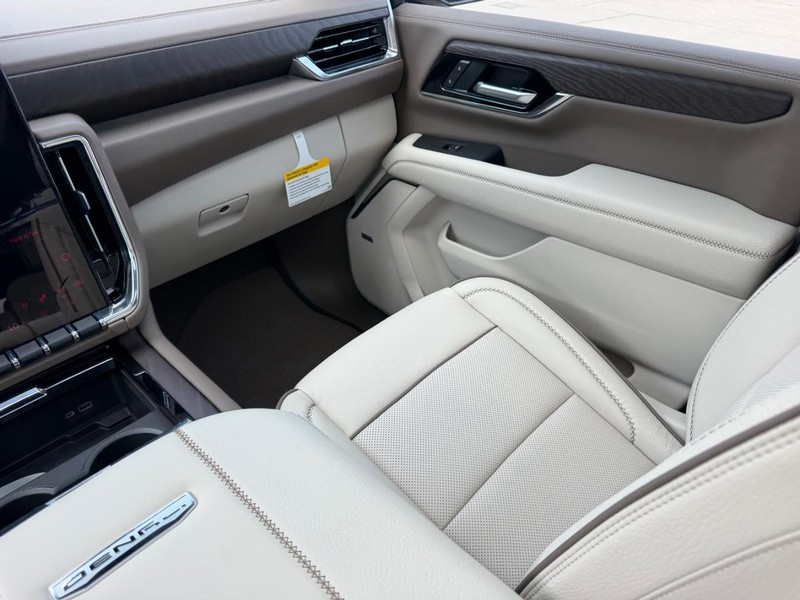 GMC Yukon XL Vehicle Full-screen Gallery Image 19