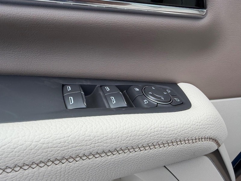 GMC Yukon XL Vehicle Full-screen Gallery Image 20