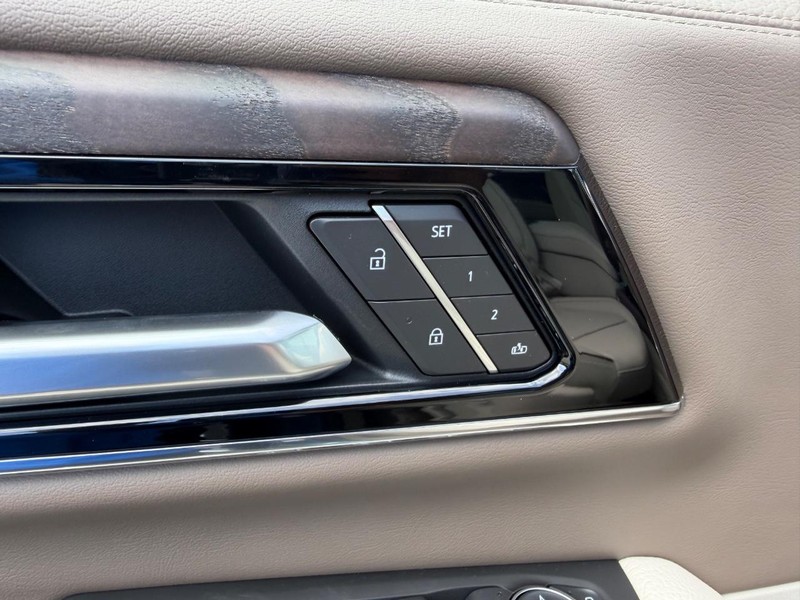 GMC Yukon XL Vehicle Full-screen Gallery Image 21