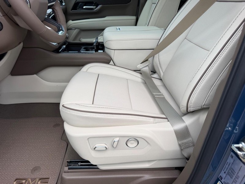 GMC Yukon XL Vehicle Full-screen Gallery Image 22