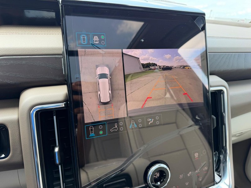 GMC Yukon XL Vehicle Full-screen Gallery Image 24