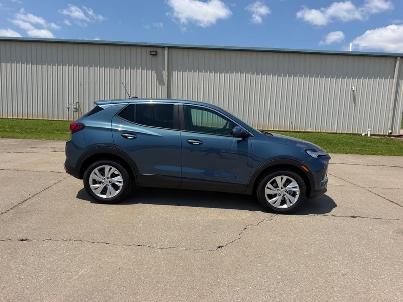 Buick Encore GX Vehicle Full-screen Gallery Image 2