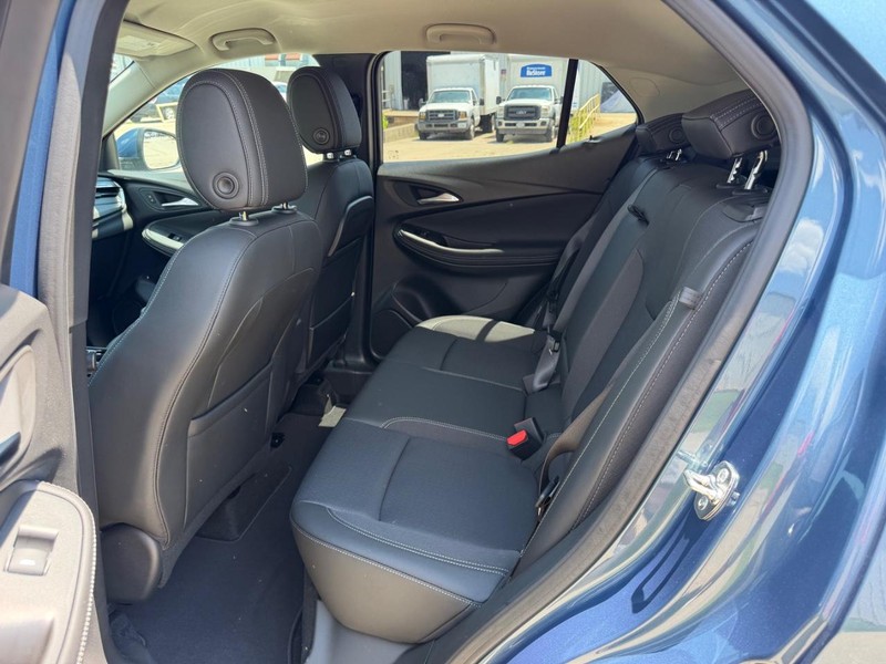 Buick Encore GX Vehicle Full-screen Gallery Image 7