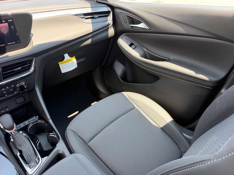 Buick Encore GX Vehicle Full-screen Gallery Image 15
