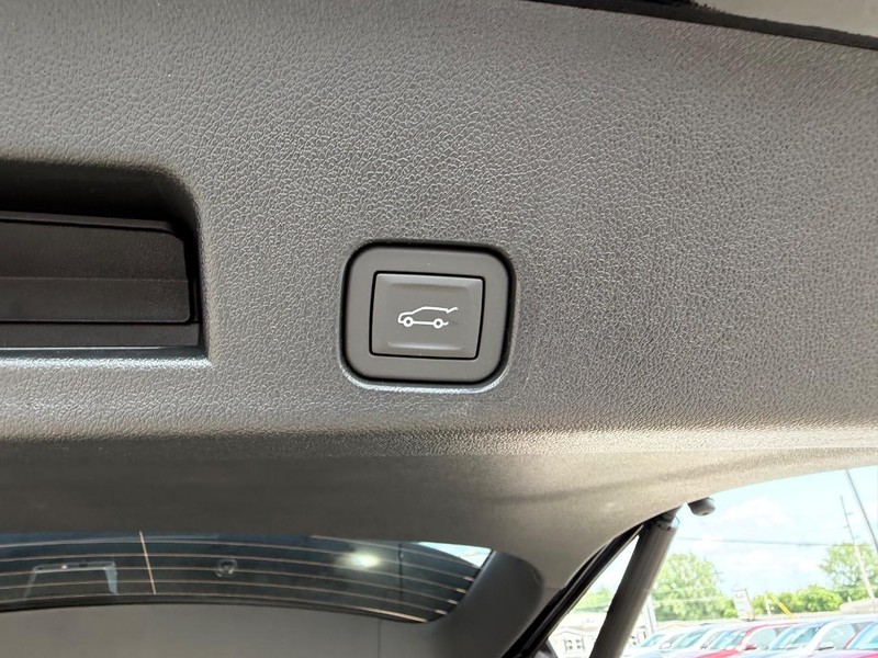 GMC Acadia Vehicle Full-screen Gallery Image 6
