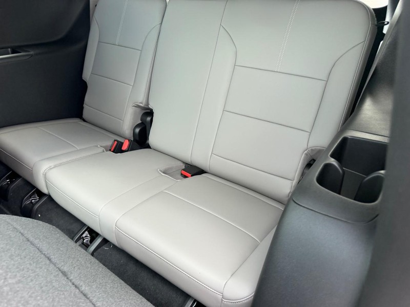 GMC Acadia Vehicle Full-screen Gallery Image 8
