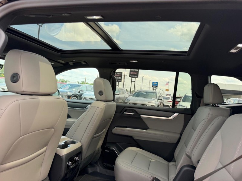 GMC Acadia Vehicle Full-screen Gallery Image 10