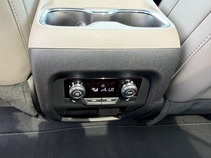 GMC Acadia Vehicle Full-screen Gallery Image 11