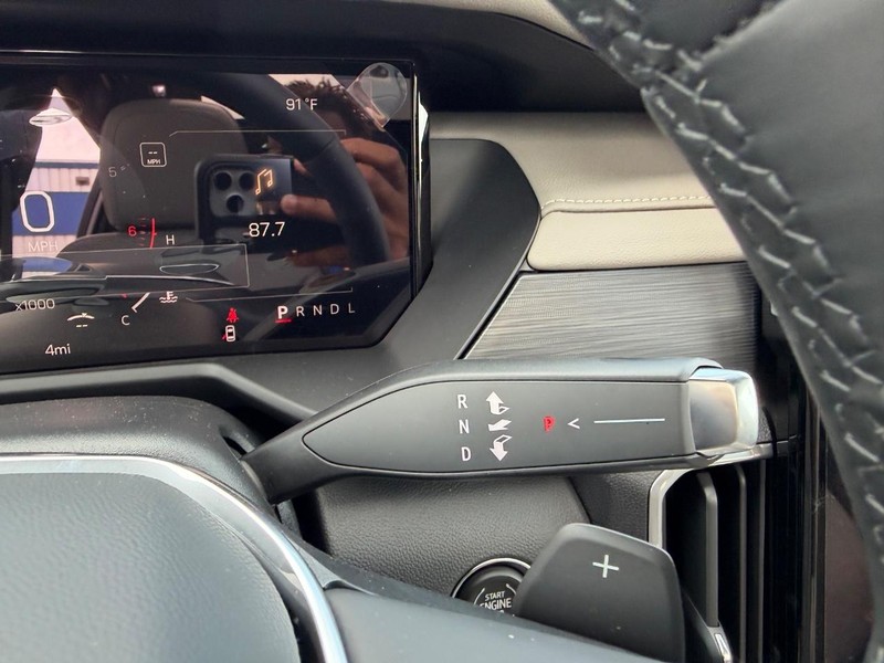 GMC Acadia Vehicle Full-screen Gallery Image 16
