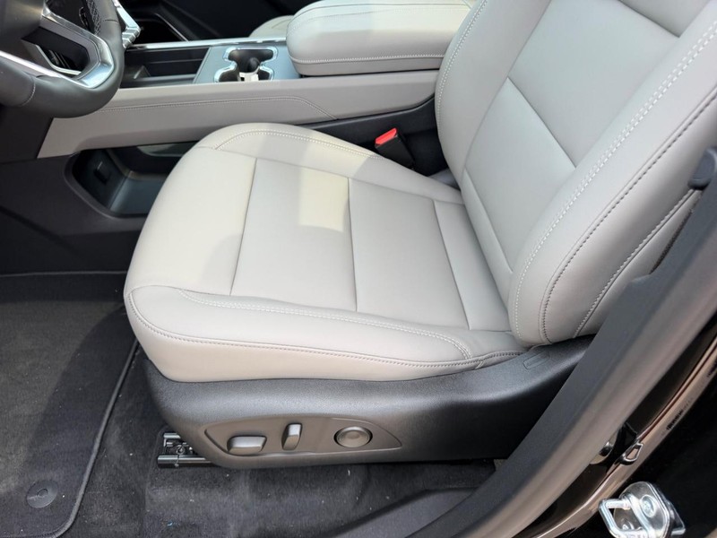 GMC Acadia Vehicle Full-screen Gallery Image 21