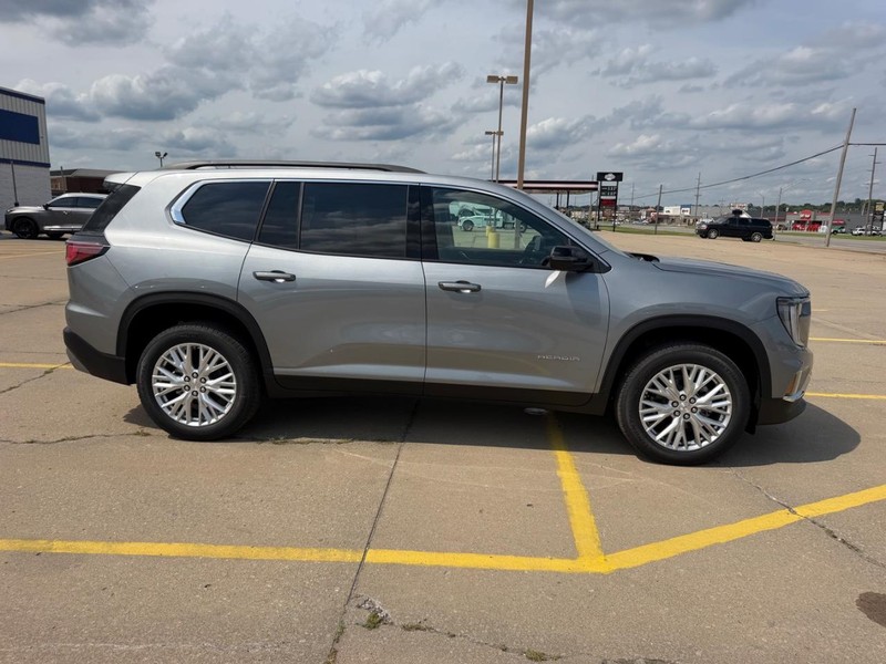 GMC Acadia Vehicle Full-screen Gallery Image 2