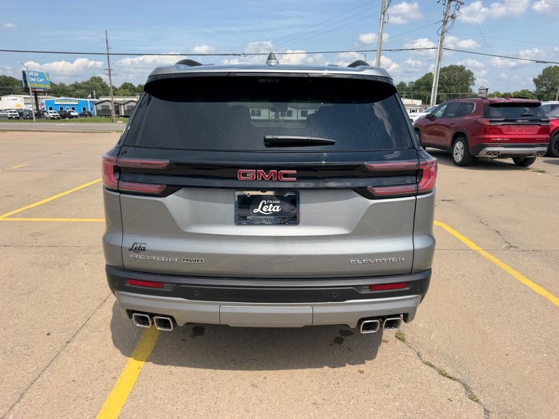 GMC Acadia Vehicle Full-screen Gallery Image 4
