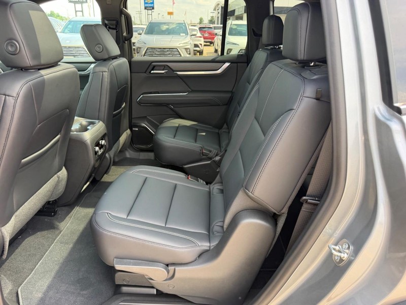 GMC Acadia Vehicle Full-screen Gallery Image 9
