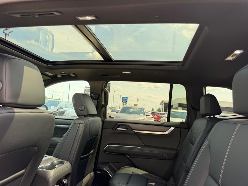 GMC Acadia Vehicle Full-screen Gallery Image 10