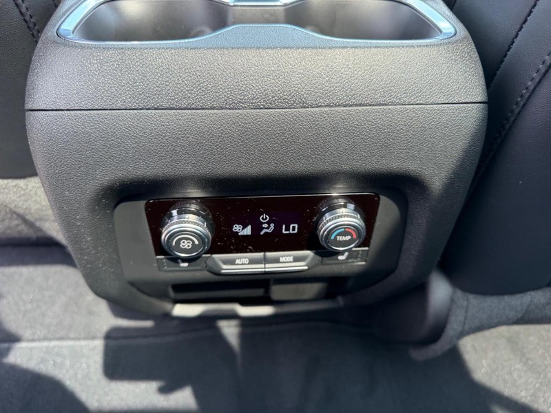 GMC Acadia Vehicle Full-screen Gallery Image 11