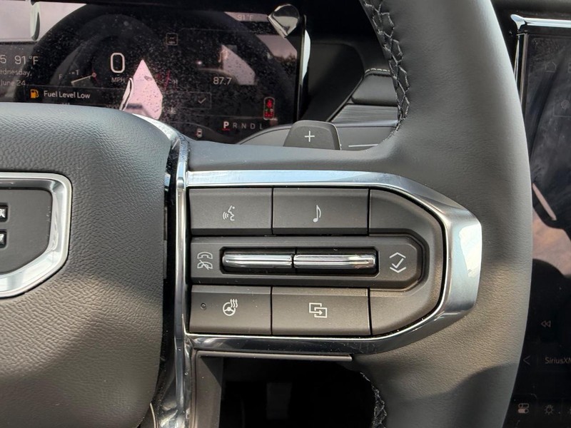 GMC Acadia Vehicle Full-screen Gallery Image 15