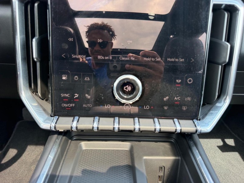 GMC Acadia Vehicle Full-screen Gallery Image 18