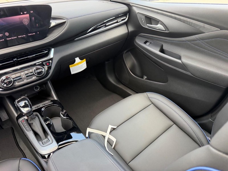 Buick Envista Vehicle Full-screen Gallery Image 17