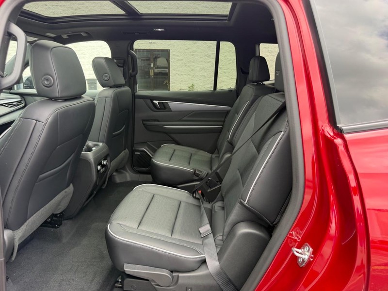 Buick Enclave Vehicle Full-screen Gallery Image 9