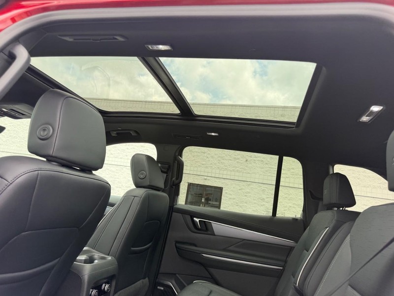 Buick Enclave Vehicle Full-screen Gallery Image 10