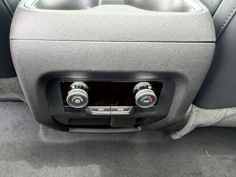 Buick Enclave Vehicle Full-screen Gallery Image 11