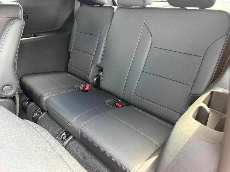 Buick Enclave Vehicle Full-screen Gallery Image 8
