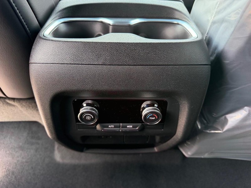 Buick Enclave Vehicle Full-screen Gallery Image 10