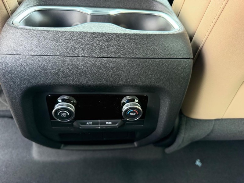 Buick Enclave Vehicle Full-screen Gallery Image 10