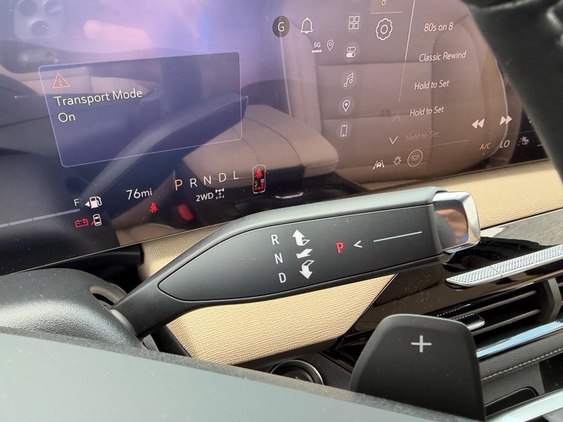 Buick Enclave Vehicle Full-screen Gallery Image 15