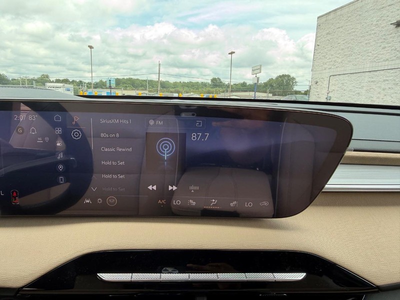 Buick Enclave Vehicle Full-screen Gallery Image 16