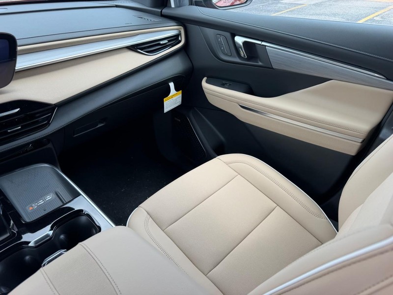 Buick Enclave Vehicle Full-screen Gallery Image 17