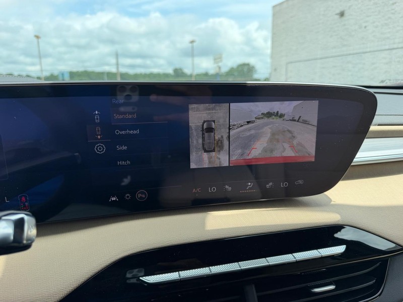Buick Enclave Vehicle Full-screen Gallery Image 21