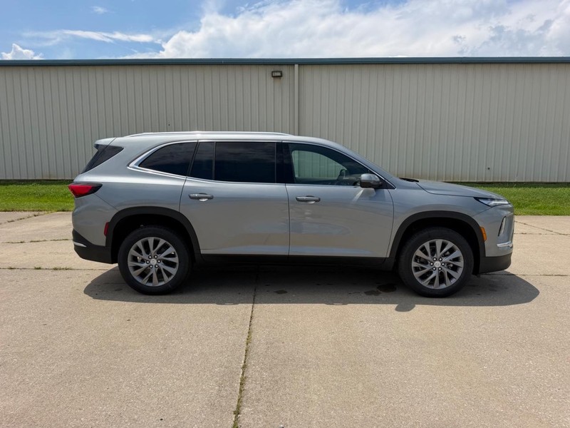 Buick Enclave Vehicle Full-screen Gallery Image 2