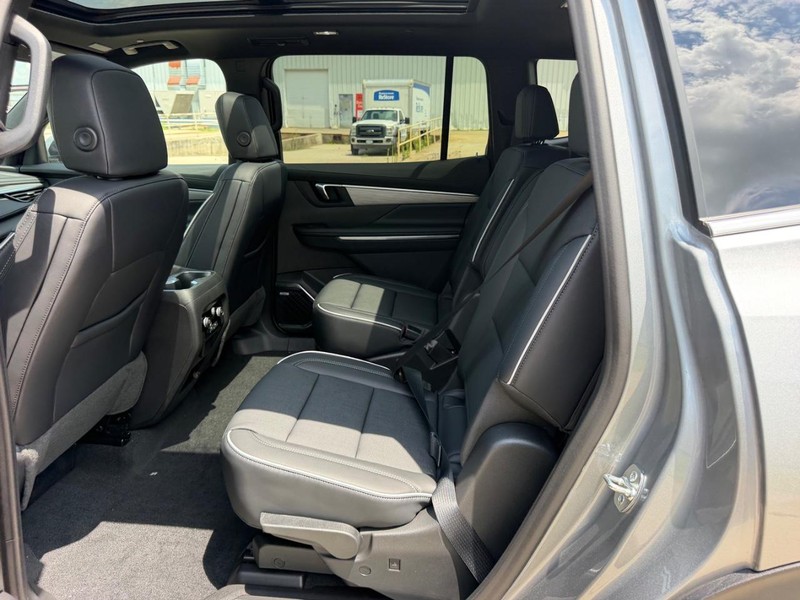 Buick Enclave Vehicle Full-screen Gallery Image 9