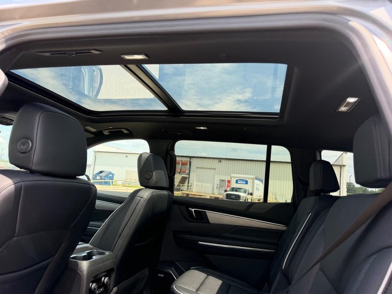 Buick Enclave Vehicle Full-screen Gallery Image 10