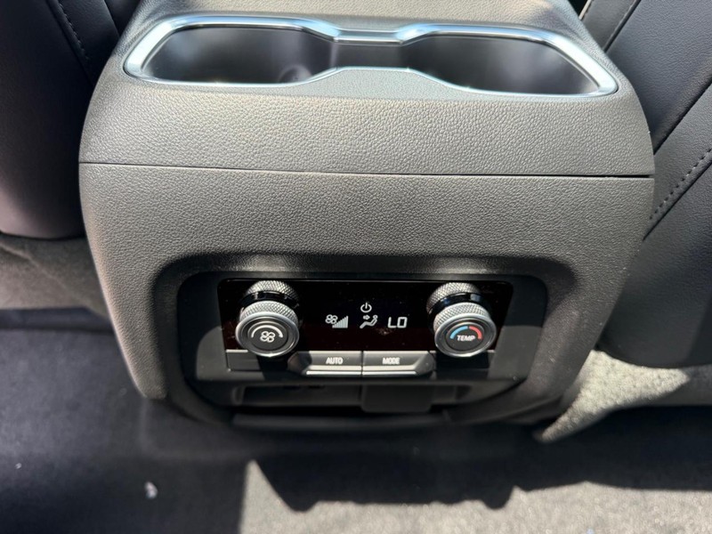 Buick Enclave Vehicle Full-screen Gallery Image 11