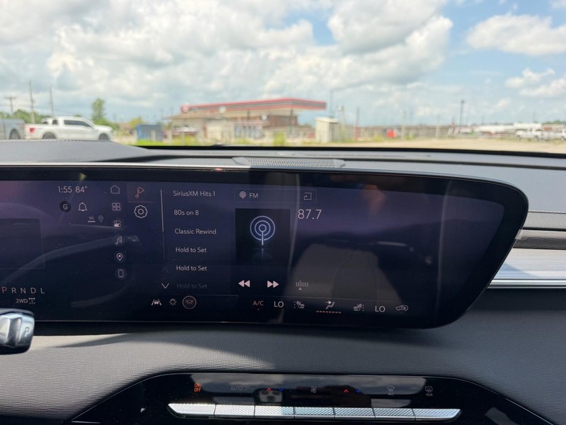 Buick Enclave Vehicle Full-screen Gallery Image 17