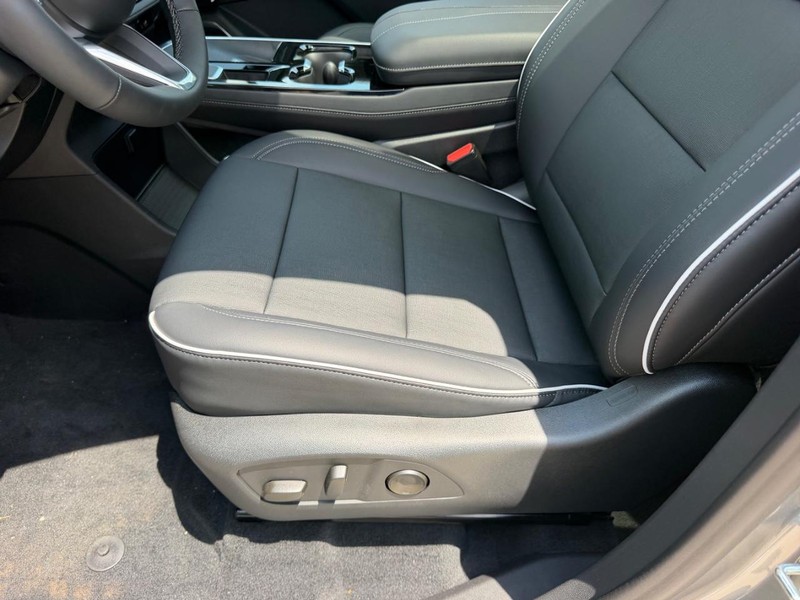 Buick Enclave Vehicle Full-screen Gallery Image 21