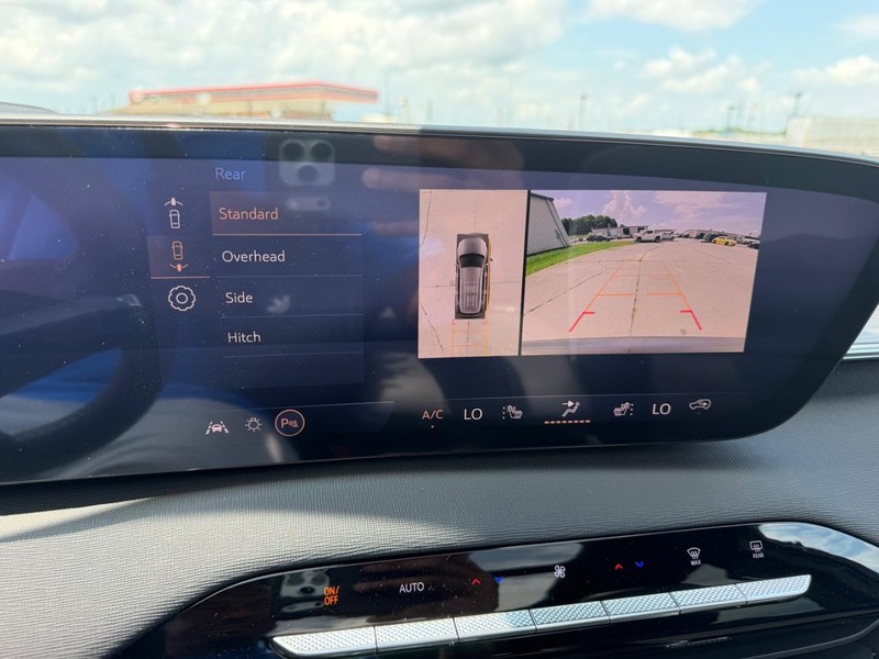 Buick Enclave Vehicle Full-screen Gallery Image 23