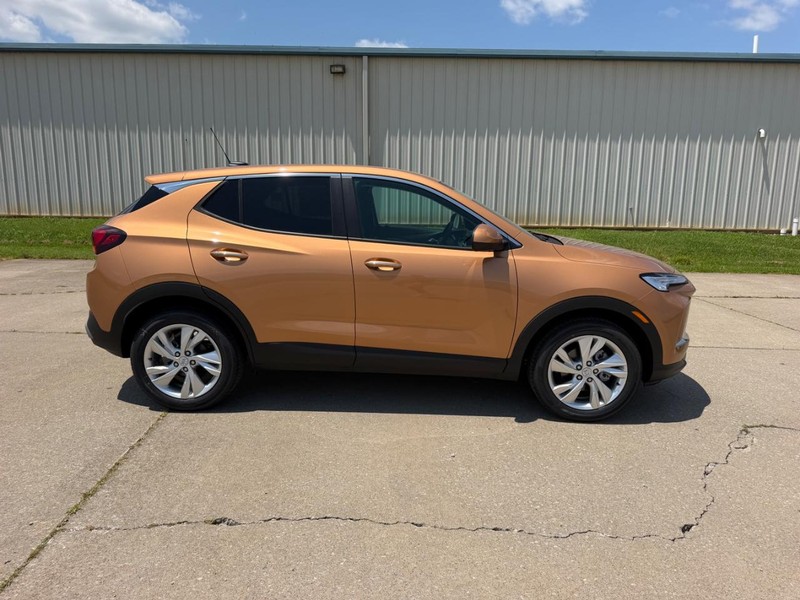 Buick Encore GX Vehicle Full-screen Gallery Image 2