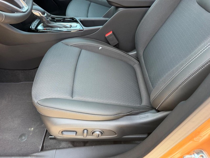 Buick Encore GX Vehicle Full-screen Gallery Image 17