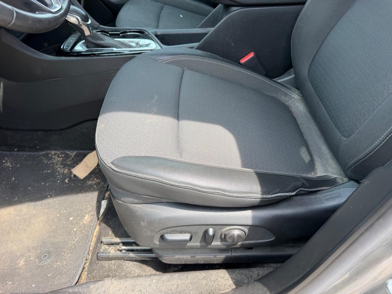 Buick Encore GX Vehicle Full-screen Gallery Image 17